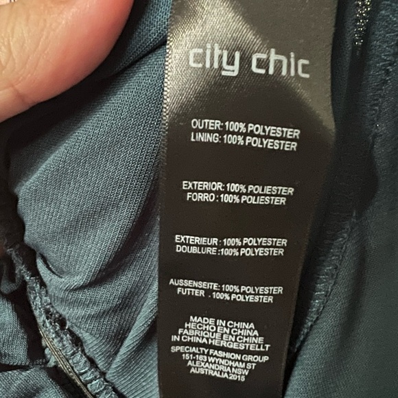 City chic emerald green top. Size L (20) flowing sleeves. Elastic at the back - Picture 10 of 11